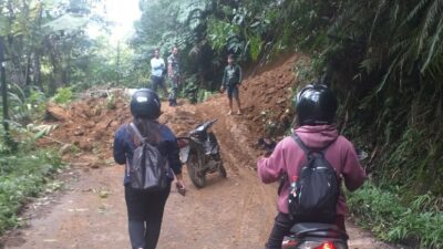 Tanah Longsor di Jalan Raya Manembo – Sinsingon, Sigap!, Polsek Passi Datangi Lokasi Bencana Alam