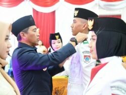 Bupati Sam Sachrul Mamonto Mengukuhkan Pasukan Pengibar Bendera Pusaka (Paskibraka) dalam Perayaan HUT RI Ke-78 di Boltim