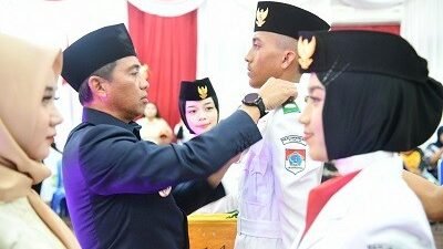 Bupati Sam Sachrul Mamonto Mengukuhkan Pasukan Pengibar Bendera Pusaka (Paskibraka) dalam Perayaan HUT RI Ke-78 di Boltim