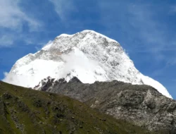 “Eksplorasi dan Kekuatan di Puncak Huascarán”