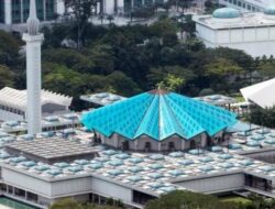 “Keindahan Spiritual dan Arsitektur Modern: Masjid Nasional Malaysia Menerangi Langit Kuala Lumpur”