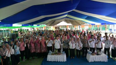 Ketua TP PKK Boltim Sosialisasikan Perlindungan Perempuan dan Anak kepada Orang Tua Siswa di SMPN Modayag Barat