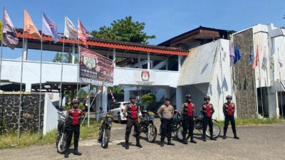 Tim Patroli Ranmor R2 Samapta Menjaga Keamanan di Sekitar Kantor KPU Kota Kotamobagu