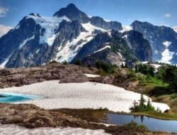 Gunung Jayawijaya Papua: Puncak Tertinggi di Indonesia yang Megah