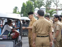 Pj. Wali Kota Kotamobagu dan ASN Berbagi Takjil kepada Masyarakat