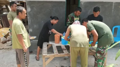 Suasana Kebersamaan Hangat di Desa Modayag Tiga: TNI dan Warga RTLH Bersatu dalam Makan Siang Bersama
