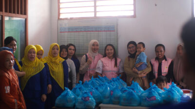 Peringati Hari Kartini, PIKK dan Srikandi PLN UP3 Tolitoli Bagikan Makanan Bergizi di Posyandu Panasakan