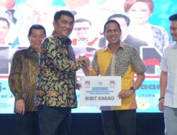 Pemprov Sulut Serahkan Kursi Roda dan Bibit Kakao, Wali Kota Kotamobagu Apresiasi Perhatian Gubernur Yulius Selvanus