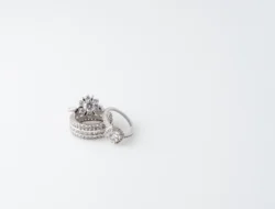 Serupa Tapi Tak Sama! Ini 7 Perbedaan Mencolok Antara Emas Putih dan Perak yang Wajib Kamu Tahu