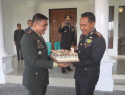 Manis dan Penuh Keakraban! Dandim 1303 Bolmong Beri Kejutan Ulang Tahun ke-79 untuk Polri di Hari Bhayangkara