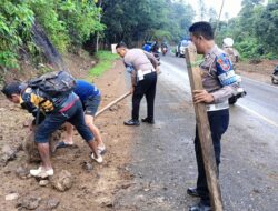 Sigap Hadapi Bencana, Satlantas Polres Kotamobagu Bersama Warga Bersihkan Longsor di Jalan AKD
