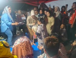 Ketua TP PKK Kotamobagu Ny. Rindah Gaib Mokoginta Serahkan Bantuan untuk Korban Kebakaran di Gogagoman