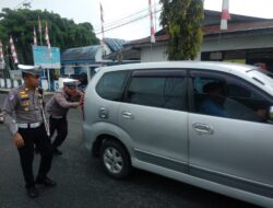 Polisi Humanis: Sat Lantas Polres Kotamobagu Bantu Dorong Kendaraan Mogok Saat Strong Point Pagi