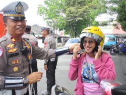 Sat Lantas Polres Kotamobagu Hadirkan Sentuhan Humanis: Reward Helm SNI untuk Pengendara Tertib