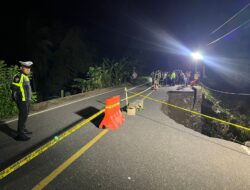 Jalan di Desa Muntoi Nyaris Putus, Polres Kotamobagu Berlakukan One Way dan Pagar Pengaman