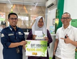 Pegadaian Gorontalo Bagi Voucher Tabungan Emas dan Sapa Pelanggan di Hari Pelanggan Nasional