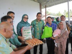 Wali Kota Weny Gaib Serahkan Bantuan untuk Keluarga Penerima Manfaat di Kelurahan Upai