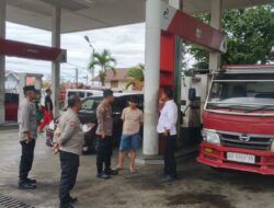 Tertib Jalan, Nyaman Bersama — Kapolsek Kotamobagu Utara Tertibkan Antrian Kendaraan di SPBU Pontodon