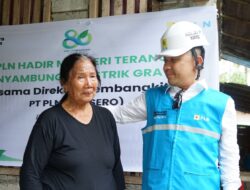 Setelah Dua Tahun Hidup Gelap, Ni Wayan di Poso Akhirnya Menikmati Cahaya Listrik