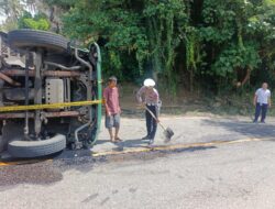 Gerak Cepat Piket Gakkum Lantas Polres Kotamobagu Tangani Truk Terbalik di Lobong, Arus Lalin Berhasil Diamankan