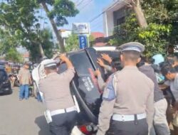 Warga dan Sat Lantas Polres Kotamobagu Angkat Mobil Kecelakaan di Jalan Veteran, Pengemudi Diduga Mabuk