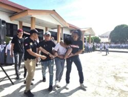 Prank Edukatif Warnai Hari Guru Nasional di SMAN 2 Kotamobagu: Tim Resmob Lakukan “Penangkapan” Dramatis untuk Kampanye Anti-Perundungan