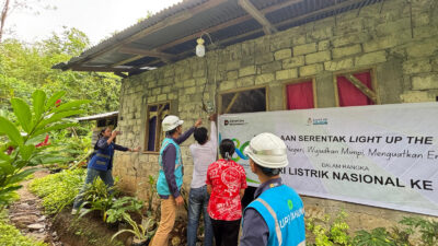 PLN UID Suluttenggo Wujudkan Transformasi Hijau, Sambung Listrik Gratis untuk 165 Keluarga Pra-Sejahtera