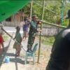 Babinsa Bolangitang Timur Turun Tangan Bantu Warga Pasang Tenda Hajatan