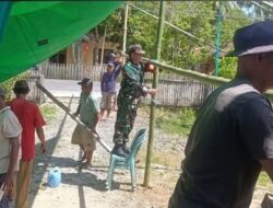 Babinsa Bolangitang Timur Turun Tangan Bantu Warga Pasang Tenda Hajatan