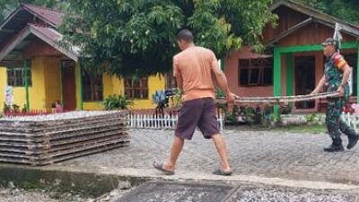 Babinsa Lolak Turun ke Pesisir, Dampingi Warga Jemur Ikan Teri di Desa Sauk