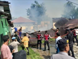 Babinsa Koramil Lolak Sigap Bantu Pemadaman Kebakaran Eks Kantor Dispora Bolmong