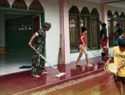 Sambut Ramadhan, Babinsa Kobo Besar Pimpin Bakti Sosial Bersihkan Masjid Nurul Insan