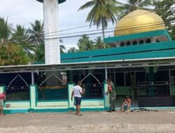 Sambut Ramadhan 1447 H, Babinsa dan Warga Lobong Kompak Percantik Masjid Nurul Islam