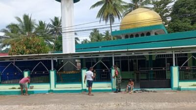 Sambut Ramadhan 1447 H, Babinsa dan Warga Lobong Kompak Percantik Masjid Nurul Islam