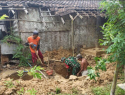 Babinsa Koramil Dumoga Dampingi Warga Gali Septic Tank di Mopuya Utara