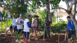 Babinsa Dumoga Bantu Bangun Pondasi Balai Banjar, Wujud Nyata Kemanunggalan TNI dan Rakyat