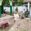 Babinsa Modayag Hidupkan Gotong Royong, Bersama Warga Benahi Halaman Masjid Al KAAFI