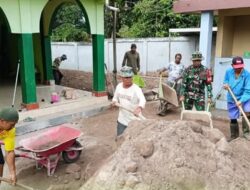 Babinsa Modayag Hidupkan Gotong Royong, Bersama Warga Benahi Halaman Masjid Al KAAFI