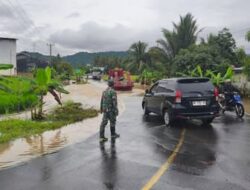 Sigap di Tengah Luapan Sungai Ayong, Babinsa Amankan Trans Sulawesi dan Warga Cempaka