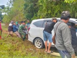 Babinsa Lolayan Sigap Bantu Evakuasi Laka Tunggal di Jalan Trans AKD Tapaaog
