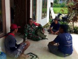Duduk Bersama di Teras Rumah, Babinsa Dumoga Ajak Warga Jaga Generasi Muda dan Keamanan Desa