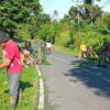 TNI dan Warga Desa Tobongon Gelar Karya Bakti Bersihkan Jalan Trans Sulawesi