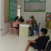 Babinsa Koramil Lolak Dampingi Tenaga Kesehatan Data Anak Stunting di Puskesmas Buntalo