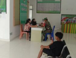 Babinsa Koramil Lolak Dampingi Tenaga Kesehatan Data Anak Stunting di Puskesmas Buntalo