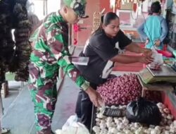 Babinsa Koramil Modayag Pantau Harga Sembako Jelang Idul Fitri di Desa Purworejo