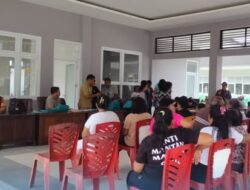 Babinsa Dampingi Penyerahan KTP dan KK untuk Pengungsi Gunung Ruang di Huntap Modisi