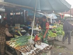Humanis dan Sigap, Babinsa Turun ke Pasar Genggulang Jaga Stabilitas dan Kebersihan Lingkungan