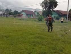 Jelang Idulfitri, Babinsa dan Warga Mopuya Utara Kompak Bersihkan Lapangan Salat Ied