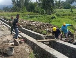 Pasca Lebaran, Babinsa Modayag Bersama Warga Bangun Saluran Air Perkuat Infrastruktur Desa