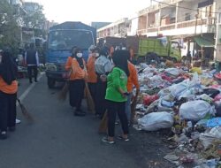 Pasca Lebaran, Pasukan Orange Kotamobagu Kebut Bersihkan Tumpukan Sampah di Pasar 23 Maret